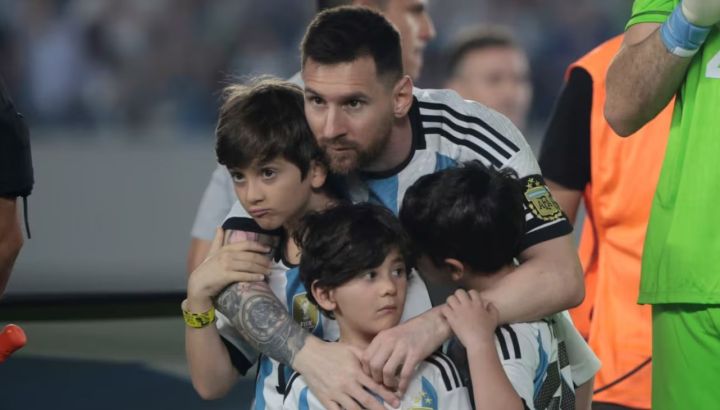 Lionel Messi junto a sus hijos