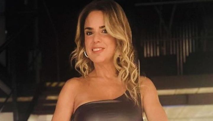 Marina Calabró impactó con un look jugado: vestido mini de cuero con un solo hombro y mucha sensualidad