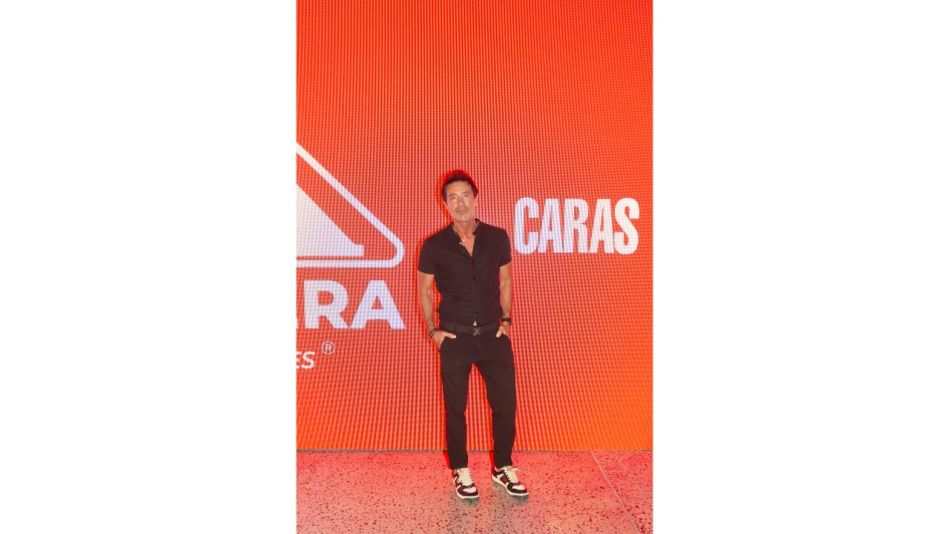 Carlos Mayor, el CEO que deslumbró en la Gala CARAS con un estilo único y disruptivo.