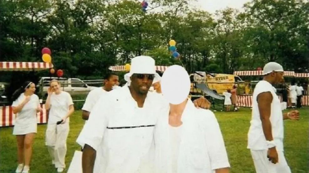 “Diddy” Combs le habría pedido a un adolescente que se baje los pantalones en medio de una “fiesta blanca”