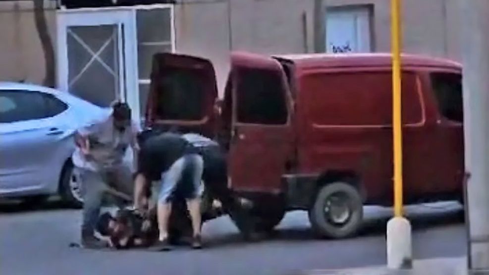 Un hombre forcejeó y se defendió de la agresión de tres personas encapuchadas que intentaron ingresarlo dentro de una camioneta para secuestrarlo.