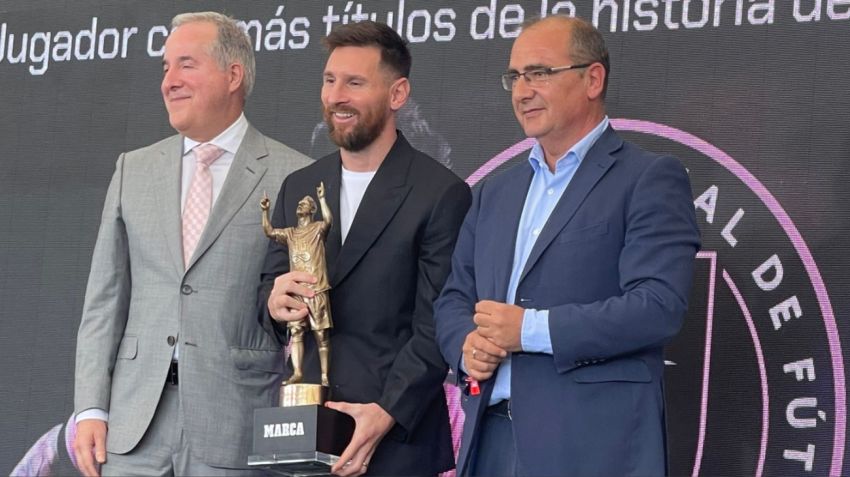 Otro premio más para el 10: Messi fue homenajeado por ser el jugador más ganador de la historia.