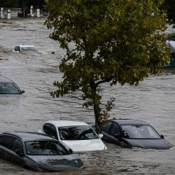 Automóviles parcialmente sumergidos estacionados en un centro de Givors, en el centro-este de Francia. Foto de JEAN-PHILIPPE KSIAZEK / AFP | Foto:AFP