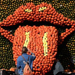 El logo de los Rolling Stones en forma de lengua en una exposición de calabazas con temática musical en el Krewelshof cerca de Mechernich, en el oeste de Alemania. Foto de Ina FASSBENDER / AFP | Foto:AFP