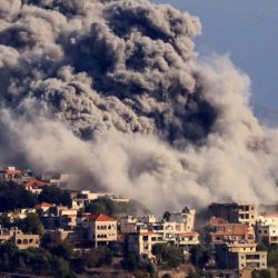 El humo se eleva desde el lugar del ataque aéreo israelí contra la aldea de Khiam. Foto de AFP | Foto:AFP