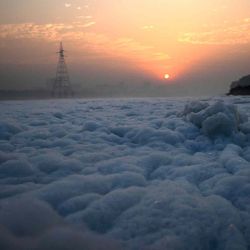 El sol sale sobre las aguas contaminadas del río Yamuna, cargadas de espuma, en Nueva Delhi. Foto de SAJJAD HUSSAIN / AFP | Foto:AFP