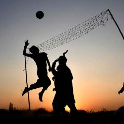 Jóvenes afganos juegan al voleibol en un campo al atardecer en el distrito de Chimtal, provincia de Balkh. Foto de Atif ARYAN / AFP | Foto:AFP