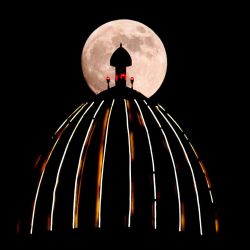La luna gibosa creciente se eleva detrás de la cúpula de una mezquita en Doha. Foto de KARIM JAAFAR / AFP | Foto:AFP