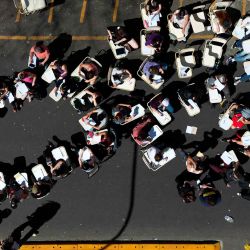 Vista aérea, estudiantes toman una clase en la calle frente a la facultad de filosofía y letras de la Universidad de Buenos Aires (UBA). Foto de Juan MABROMATA / AFP | Foto:AFP