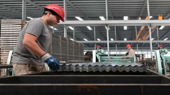 Hay fecha para debatir un nuevo salario mínimo para 2025: en octubre apenas cubrió el 54% de la canasta