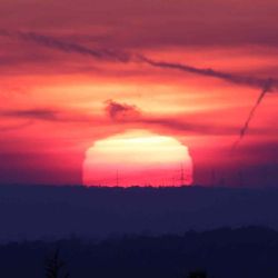 El sol sale sobre las montañas Kraichgau, en la foto de Gaiberg, Alemania. Foto de Daniel ROLAND / AFP | Foto:AFP