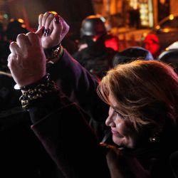 La expresidenta interina de Bolivia, Jeanine Añez, es escoltada por la policía cuando ingresa a la cárcel de mujeres de Miraflores. Foto JORGE BERNAL / AFP | Foto:AFP