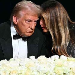 El expresidente estadounidense y candidato presidencial republicano Donald Trump con su esposa Melania Trump, Hilton de New York. Foto de Timothy A. CLARY / AFP | Foto:AFP