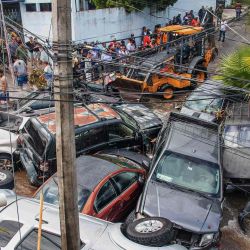 Un trabajador opera una topadora junto a vehículos atascados tras inundaciones por fuertes lluvias en Guadalupe, estado de Nuevo León, México. Foto de Julio Cesar AGUILAR / AFP  | Foto:AFP