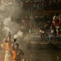Los sacerdotes hindúes realizan oraciones vespertinas en las orillas del río Ganges. Foto de Niharika KULKARNI / AFP | Foto:AFP