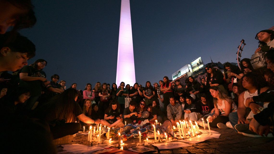 Fans light candles as they pay tribute to the late British singer Liam Payne at the Obelisco in Buenos Aires on October 17, 2024. 