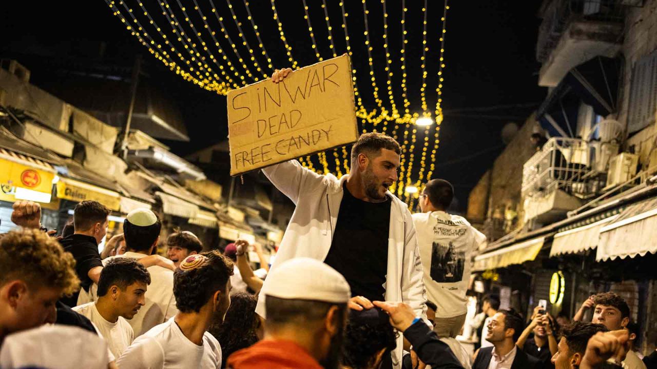 La gente sostiene carteles mientras celebra después de que el ejército israelí confirmara la muerte del líder de Hamas, Yahya Sinwar. Foto de JOHN WESSELS / AFP | Foto:AFP