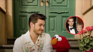 Andrew Garfield y Elmo