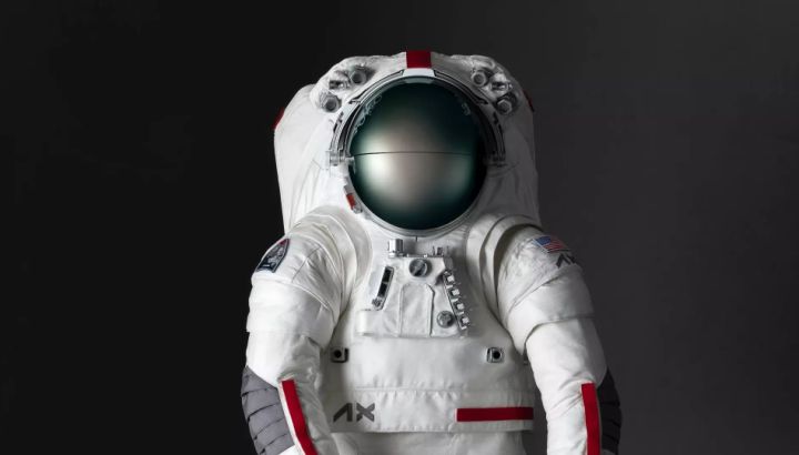 La primera mujer en la Luna llevará un traje diseñado por Prada en colaboración con la NASA y Axiom Space 