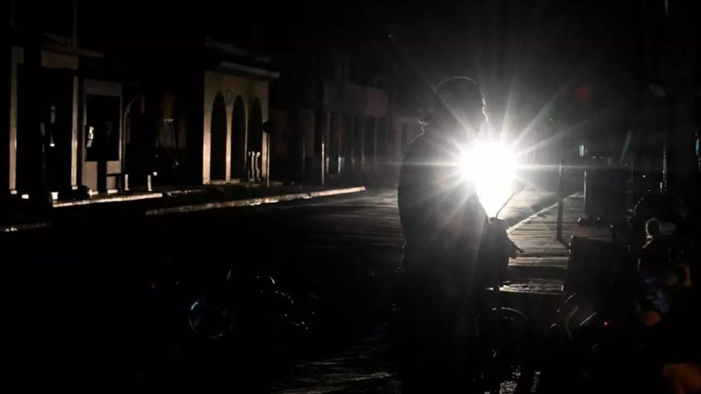 Las escenas de cubanos sin luz se han convertido en un clásico en la isla.