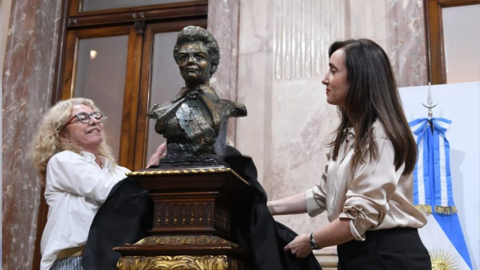 Villarruel y el busto de Isabel Perón