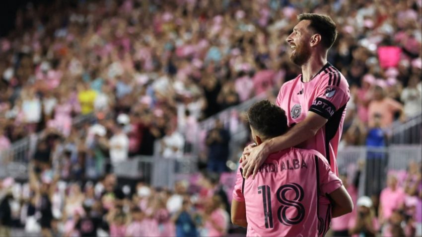 En la cima: Leo festeja su histórico gol número 33 en Inter Miami junto a Jordi Alba.