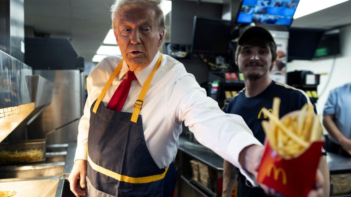 Donald Trump dressed as a McDonald’s employee to discredit Kamala Harris