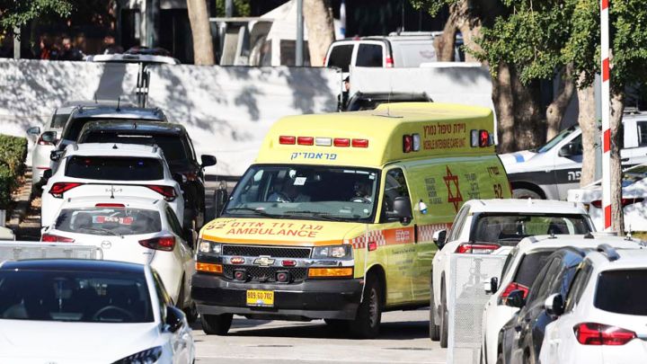 Despliegue. Fuerzas de seguridad y ambulancias frente a la residencia particular de Netanyahu, que en el momento del fallido ataque no se encontraba en el lugar.