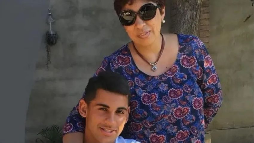 Un jovencito Cuti Romero junto a Rosa, su mamá, antes de brillar en Europa y la Selección.