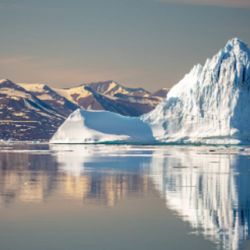 Se calcula que más de 350 billones de litros de agua van a parar al océano en Groenlandia.