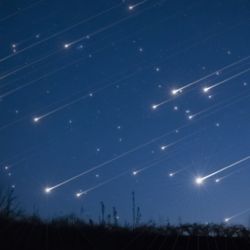 Tiene  una tasa de actividad de entre 15 y 70 meteoros por hora