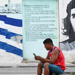 Un hombre usa su teléfono móvil durante el tercer día de un apagón masivo en La Habana. Foto de YAMIL LAGE / AFP  | Foto:AFP