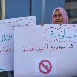 Manifestación a la entrada de un edificio que alberga las oficinas de las emisoras saudíes MBC, Al-Arabiya y Al-Hadath en Ramalla. Foto de JAAFAR ASHTIYEH / AFP | Foto:AFP