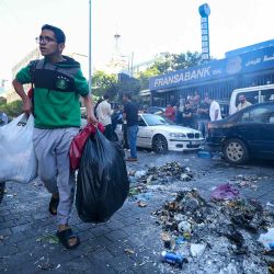 Las fuerzas de seguridad libanesas desalojan a personas desplazadas que huyeron de los bombardeos israelíes en los suburbios del sur de Beirut. Foto de IBRAHIM AMRO / AFP | Foto:AFP