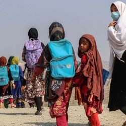 Unas niñas afganas regresan a sus casas caminando por un sendero en Khost. Foto de AFP | Foto:AFP