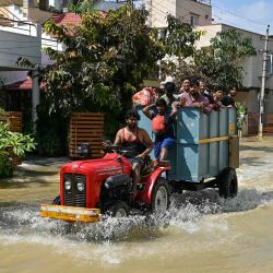 Los trabajadores se desplazan por una carretera inundada tras las fuertes lluvias en Bengaluru. Foto de Idrees MOHAMMED / AFP | Foto:AFP