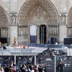 Los turistas escuchan a un guía turístico mientras los trabajadores de la construcción colocan losas en el patio delantero de la Catedral de Notre-Dame de París. Foto de Ludovic MARIN / AFP | Foto:AFP