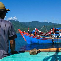 Bote con refugiados rohingya después de que un barco de socorro lo jalara para anclarlo más cerca de la costa de Labuhan Haji. Foto de CHAIDEER MAHYUDDIN / AFP | Foto:AFP