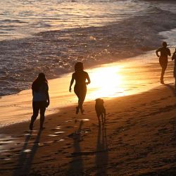  La gente disfruta en la playa El Sunzal antes del atardecer cerca del Puerto de La Libertad, El Salvador. Foto de Marvin RECINOS / AFP | Foto:AFP