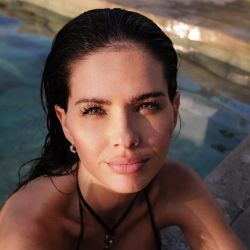 La China Suárez muestra cómo llevar Animal Print en prendas y accesorios para verano 2025