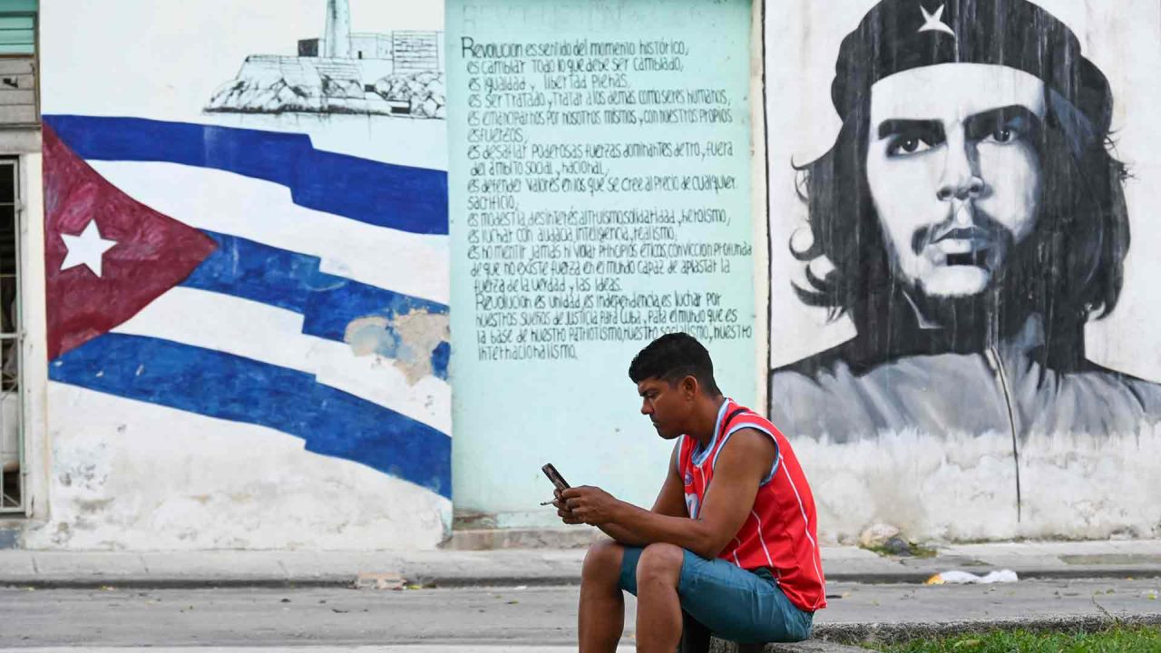 Un hombre usa su teléfono móvil durante el tercer día de un apagón masivo en La Habana. Foto de YAMIL LAGE / AFP  | Foto:AFP