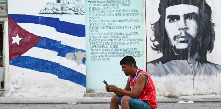 Un hombre usa su teléfono móvil durante el tercer día de un apagón masivo en La Habana. Foto de YAMIL LAGE / AFP 