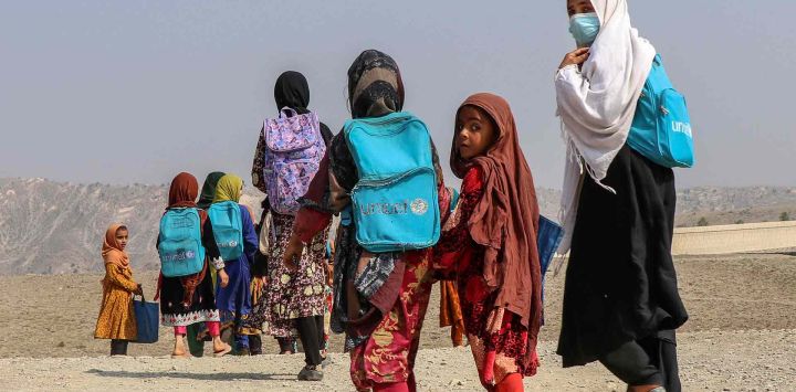 Unas niñas afganas regresan a sus casas caminando por un sendero en Khost. Foto de AFP