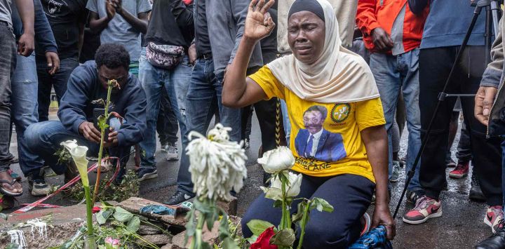 Un simpatizante del Partido Optimista para el Desarrollo de Mozambique en memoria de dos miembros del partido asesinados durante una huelga convocada en Maputo. Foto ALFREDO ZUNIGA / AFP