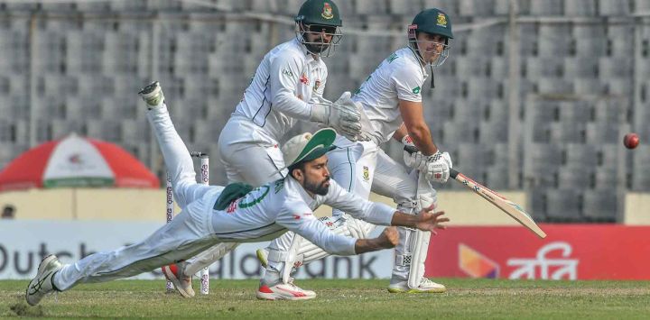 Primer partido de prueba de cricket entre Bangladesh y Sudáfrica en el Estadio Nacional de Cricket Sher-e-Bangla en Dhaka. Foto de TANVIN TAMIM / AFP