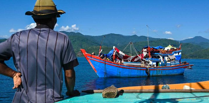 Bote con refugiados rohingya después de que un barco de socorro lo jalara para anclarlo más cerca de la costa de Labuhan Haji. Foto de CHAIDEER MAHYUDDIN / AFP