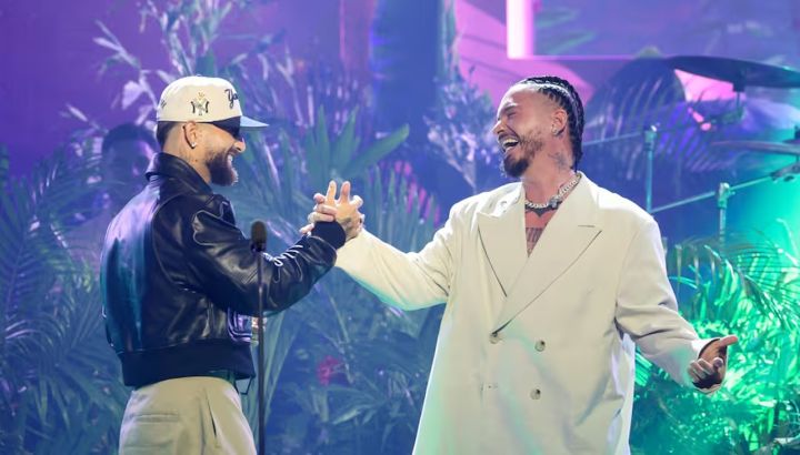 Maluma sorprendió a J Balvin en los Premios Billboard de la Música Latina 2024: "Hace unos años esta foto era impensable"