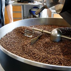 El menú de Ninina suele sorprender con sus platos artesanales acompañados por una minuciosa selección de granos de Colombia, Bolivia y Brasil, que tuestan artesanalmente ellos mismos