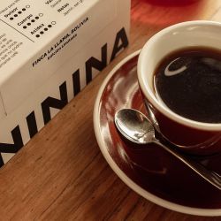 El menú de Ninina suele sorprender con sus platos artesanales acompañados por una minuciosa selección de granos de Colombia, Bolivia y Brasil, que tuestan artesanalmente ellos mismos
