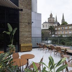 El menú de Ninina suele sorprender con sus platos artesanales acompañados por una minuciosa selección de granos de Colombia, Bolivia y Brasil, que tuestan artesanalmente ellos mismos